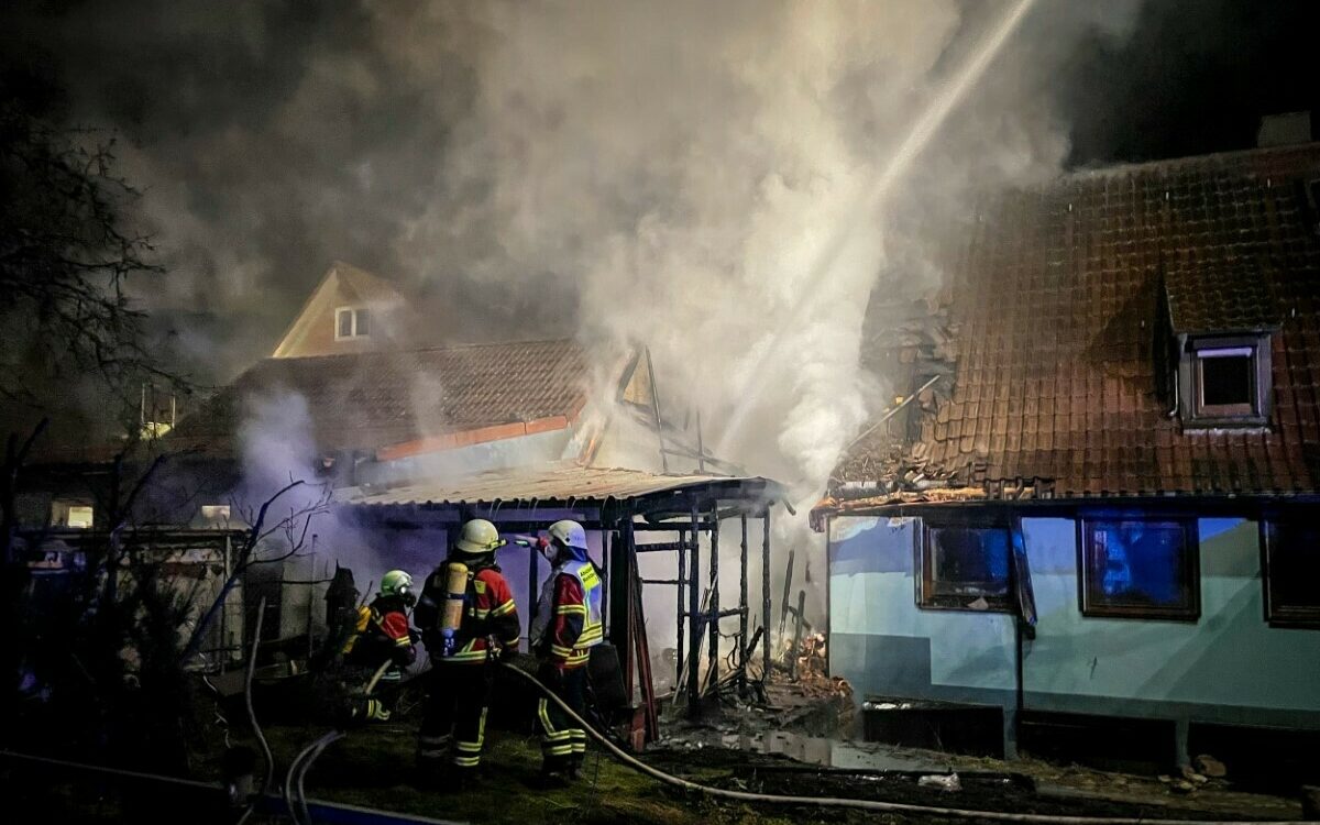 In Marktheidenfeld löscht die Feuerwehr einen Brand an einem Schuppen In Marktheidenfeld löscht die Feuerwehr einen Brand an einem Schuppen